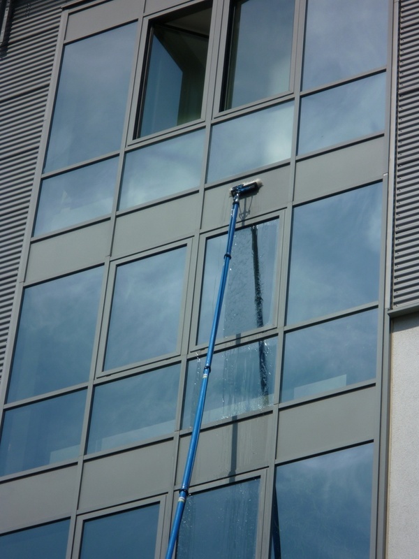 Glasreinigung und Fassadenreinigung bis 20 Meter Glasreinigung und Fassadenreinigung bis 20 Meter